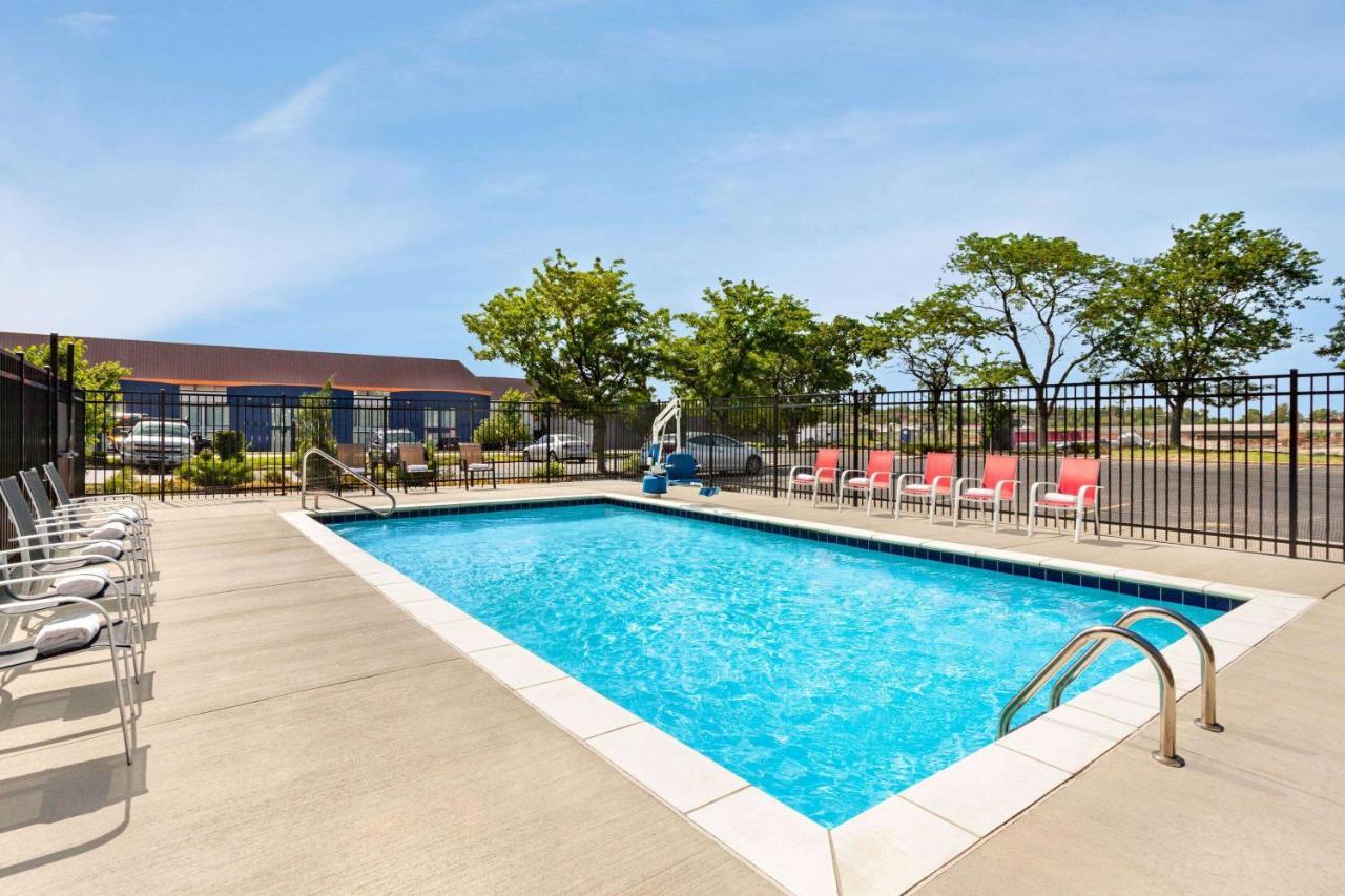Super 8 By Wyndham Lenexa Overland Park Area/Mall Area Bagian luar foto