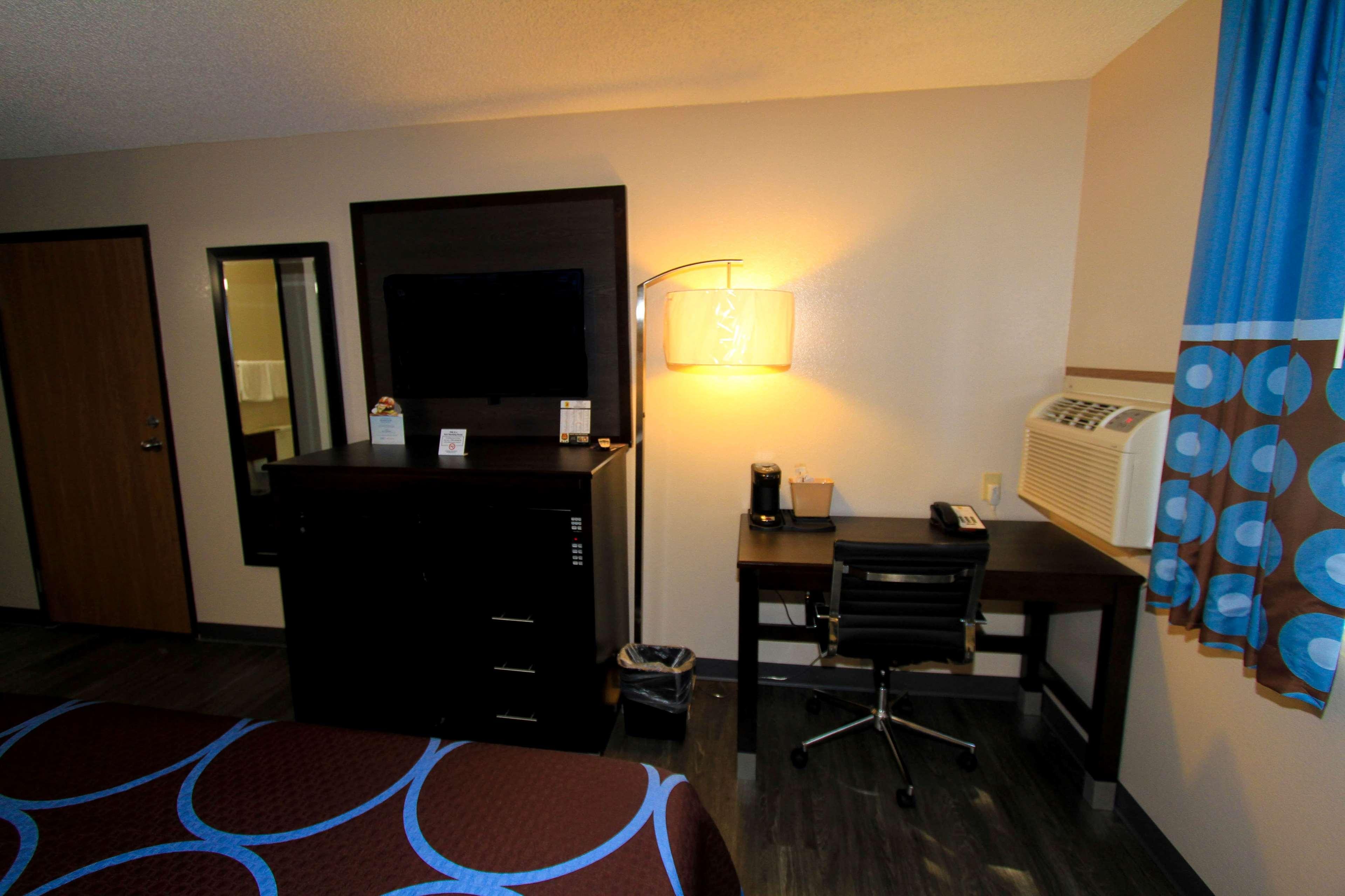 Super 8 By Wyndham Lenexa Overland Park Area/Mall Area Bagian luar foto