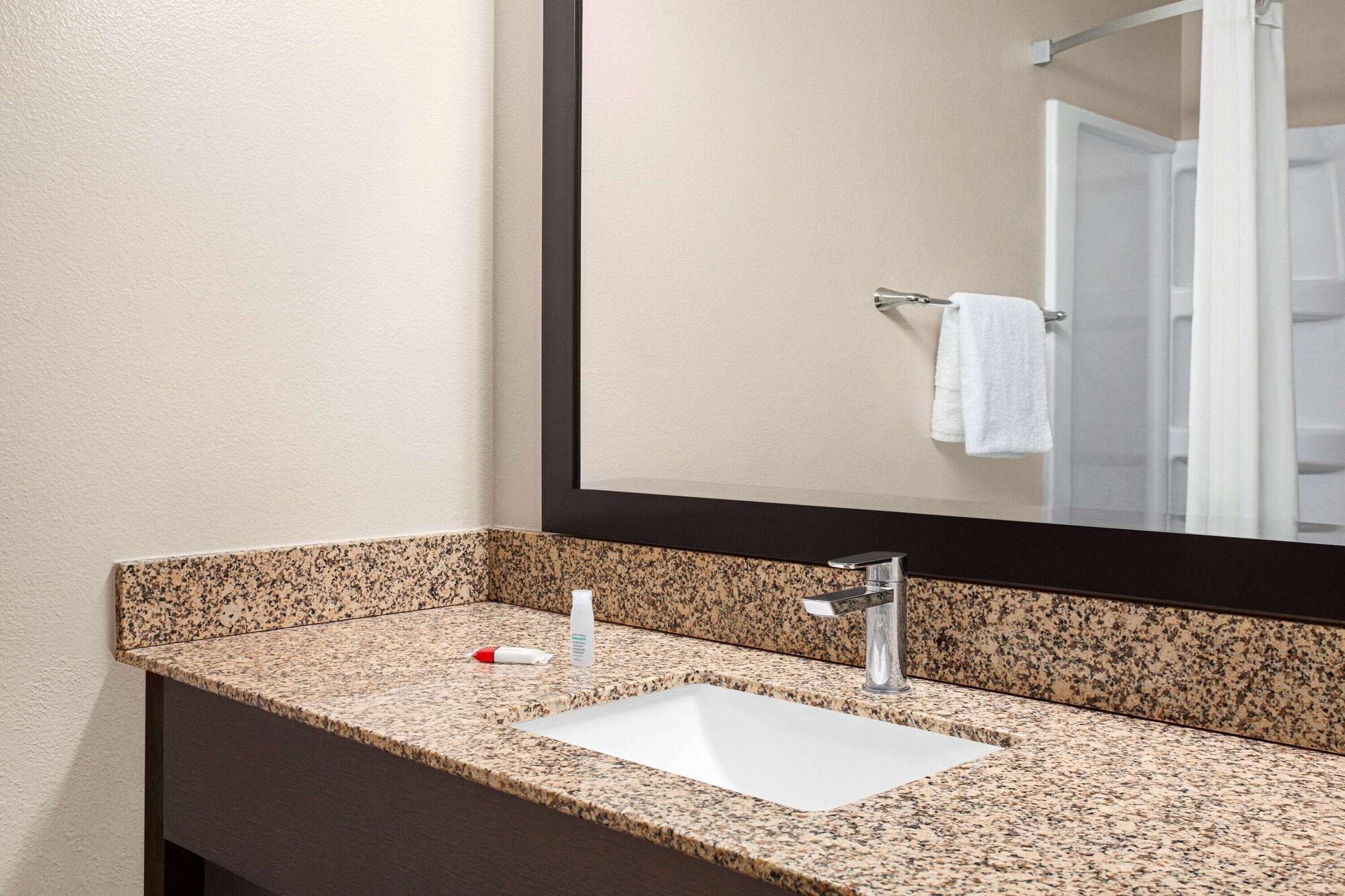 Super 8 By Wyndham Lenexa Overland Park Area/Mall Area Bagian luar foto